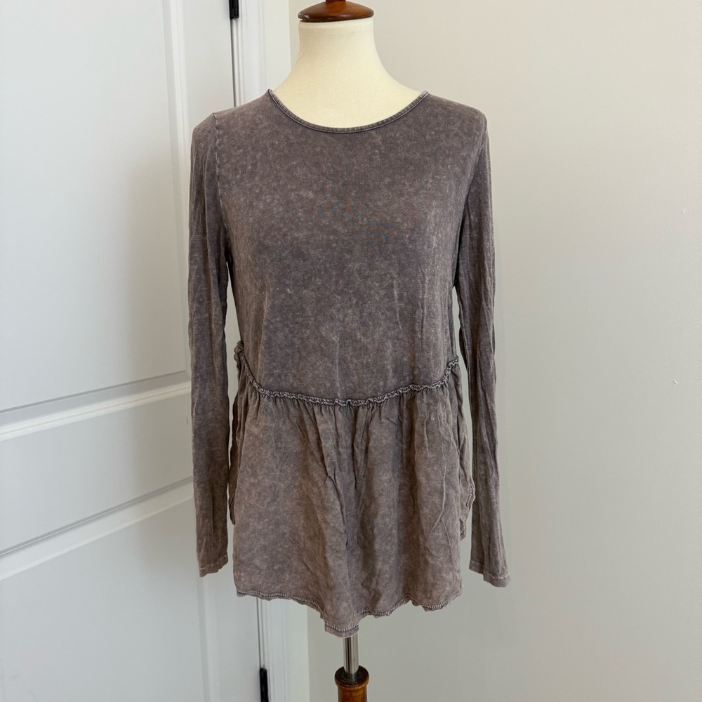 Umgee Women’s Mineral Washed Ruffled Scalloped Hem Gray Top Blouse Size Medium